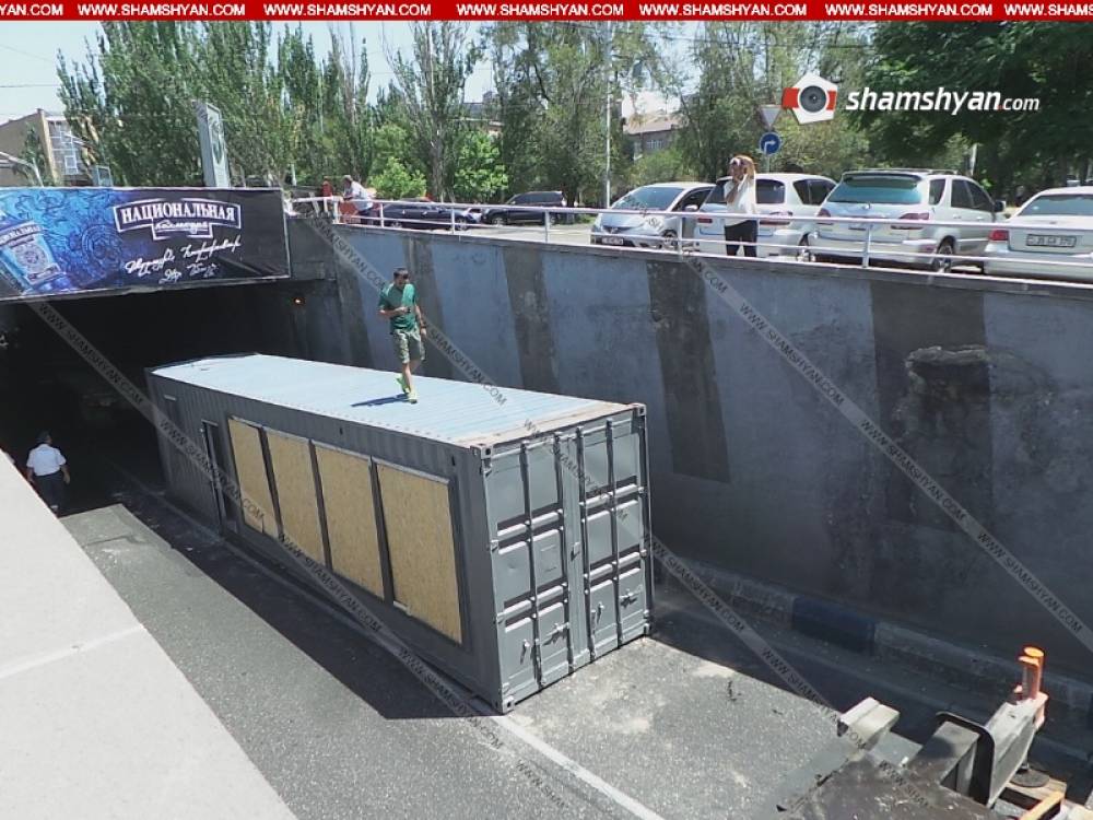 MAZ բեռնատարով Շորժա տեղափոխվող կոնտեյները բախվել է Խանջյան փողոցի թունեի պատին և ընկել