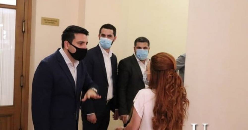ԱԺ փոխխոսնակ Ալեն Սիմոնյանը շարունակաբար վիրավորում է լրագրողներին