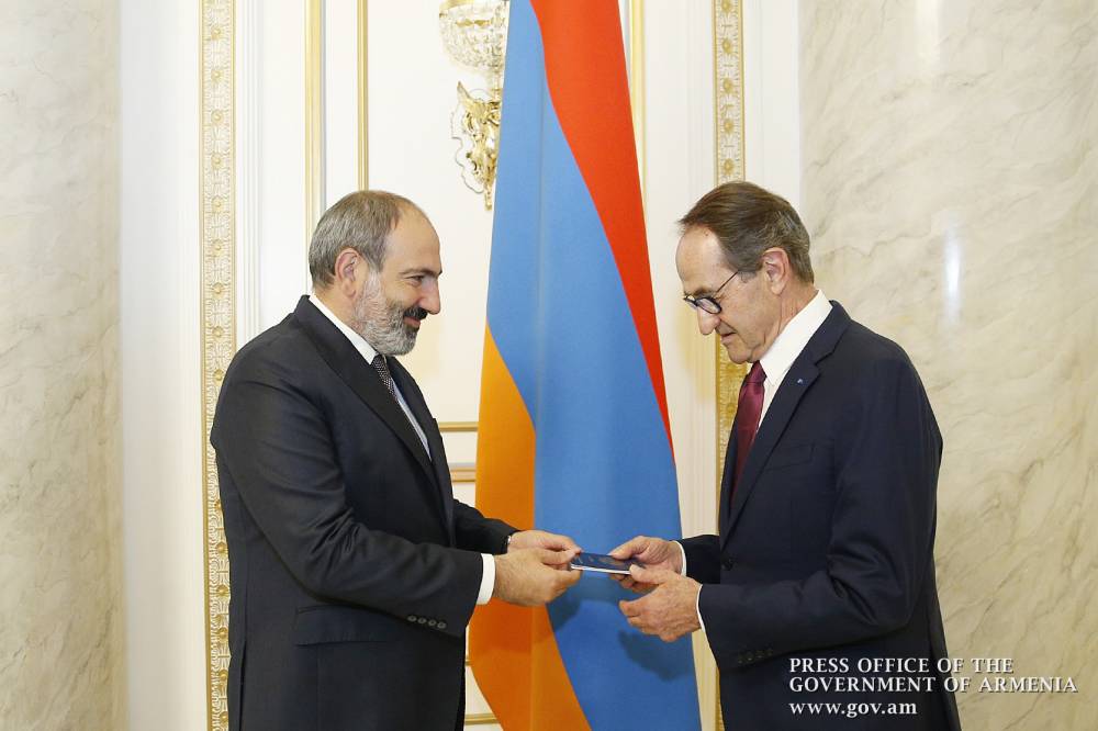 Վարչապետը Ռենե Ռուքեին է հանձնել Հայաստանի Հանրապետության քաղաքացու անձնագիրը
