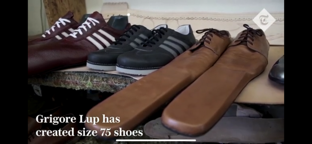 Ռումինացի կոշկակարը քարոզում է սոցիալական հեռավորությունը օրիգինալ կոշիկների միջոցով