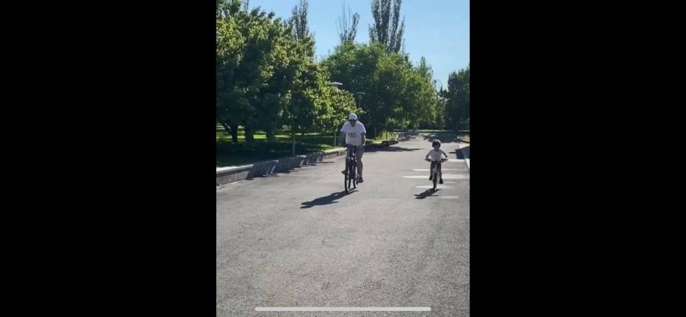 Ռոբերտ Քոչարյանը թոռնիկ Ռոբերտի հետ հեծանիվ քշելիս (տեսանյութ)