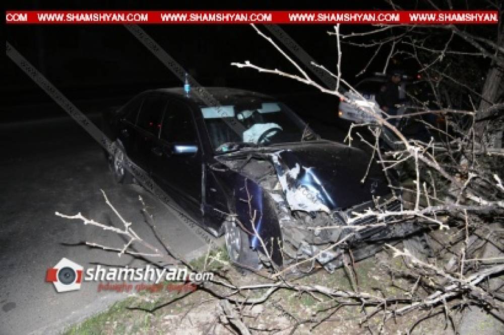 Երևանում բախվել են Nissan-ն ու Mercedes-ը. վերջինն էլ կոտրել է ցուցանակն ու արմատախիլ արել հաստաբուն ծառը