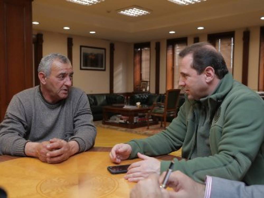 Դավիթ Տոնոյանն ընդունել է Ադրբեջանում 20 տարվա ազատազրկման դատապարտված Կարեն Ղազարյանի հորը