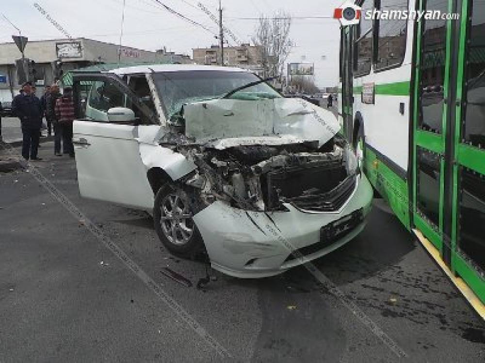 Խոշոր վթար Երեւանում. բախվել են Hyundai Elisson-ը, բեռնատար Isuzu-ն եւ տաքսի Opel-ը. կա վիրավոր