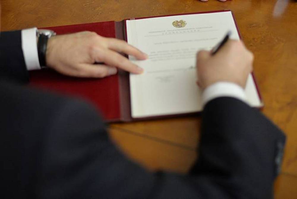 Արմեն Սարգսյանը ստորագրել է «Հանրային ծառայության մասին» օրենքում փոփոխություններ կատարելու մասին օրենքը