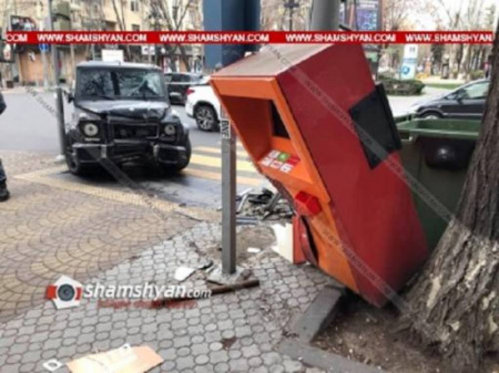 Ավտովթար՝ Երևանում. «Mercedes G63»-ը բախվել է տերմինալին և կոտրել այն