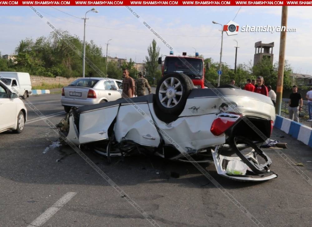 Խոշոր ավտովթար Երևանում. Վերջին զանգին մասնակցողներին տեղափոխող մեքենան շրջվել է