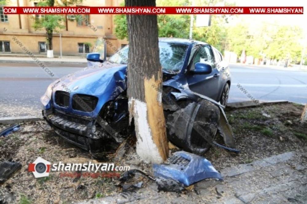 Երևանում BMW X6-ը բախվել է հաստաբուն ծառին