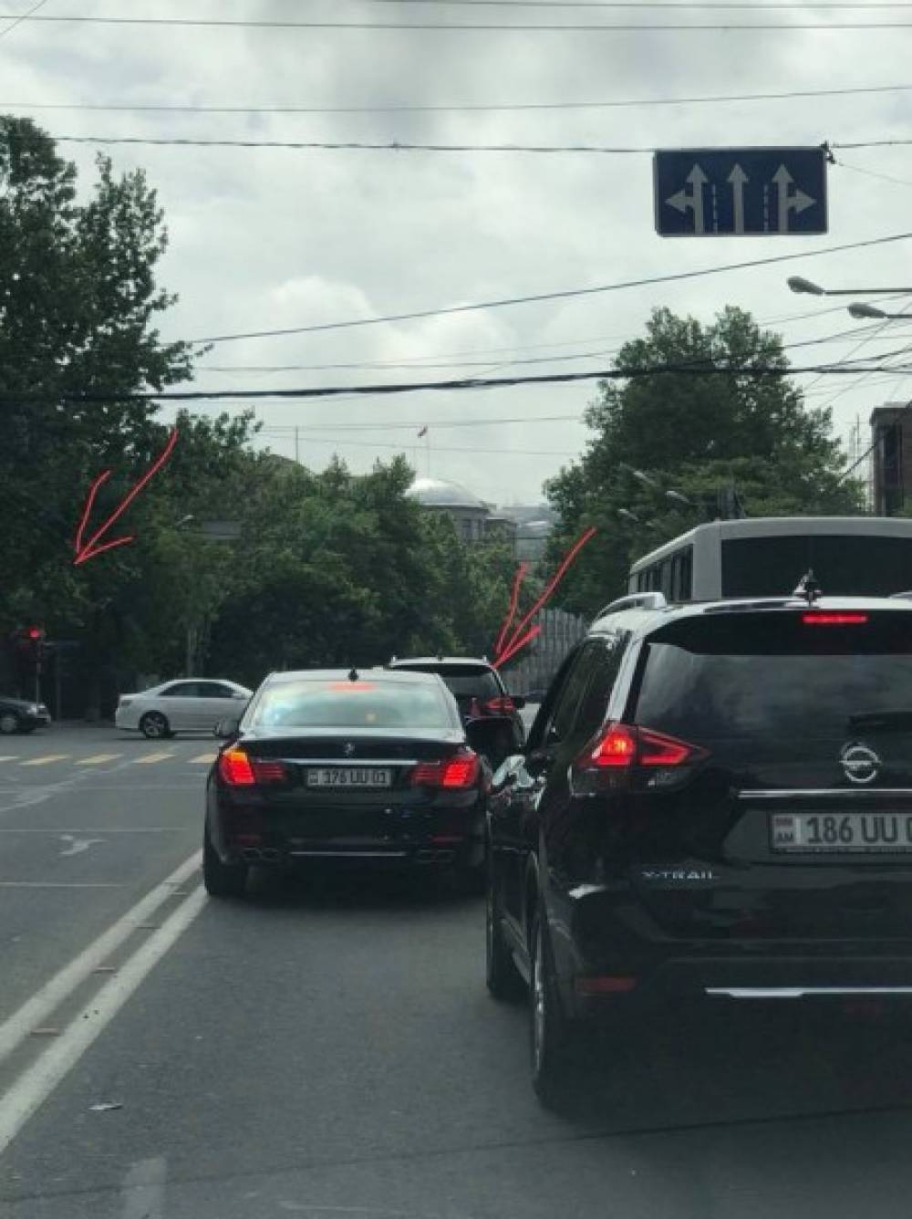 Նիկոլ Փաշինյանը կարմիր լույսի տակ կանգնում է, իսկ ԱԺ նախագահի կորտեժի, 3 ուղեկցող մեքենաների համար ՃՈ-ն ճանապարհ էր բացում. միջադեպ Երևանում