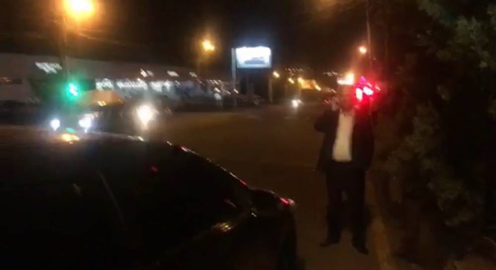 Զինված ոստիկանները Երևանում կանգնեցրել են Վիտալի Բալասանյանի ավտոմեքենան .տեսանյութ