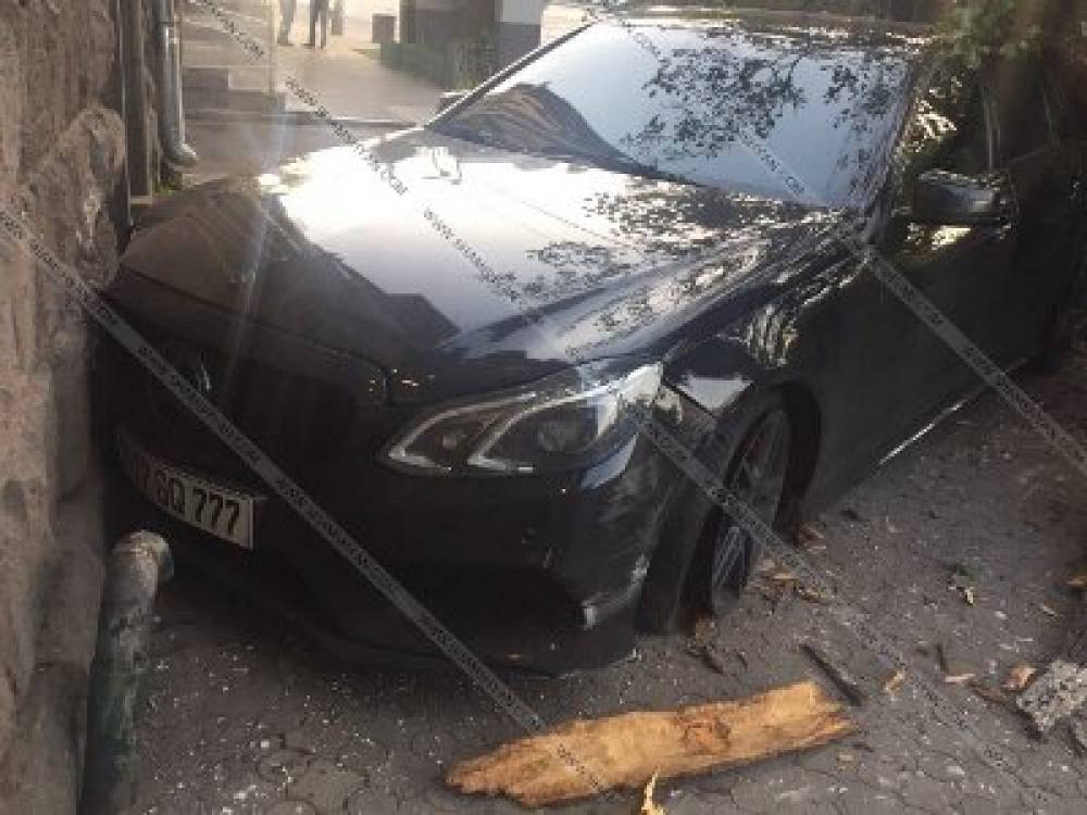 Երեւանում 28-ամյա վարորդը Mercedes-ով տապալել է ծառն ու բախվել բնակելի շենքի պատին