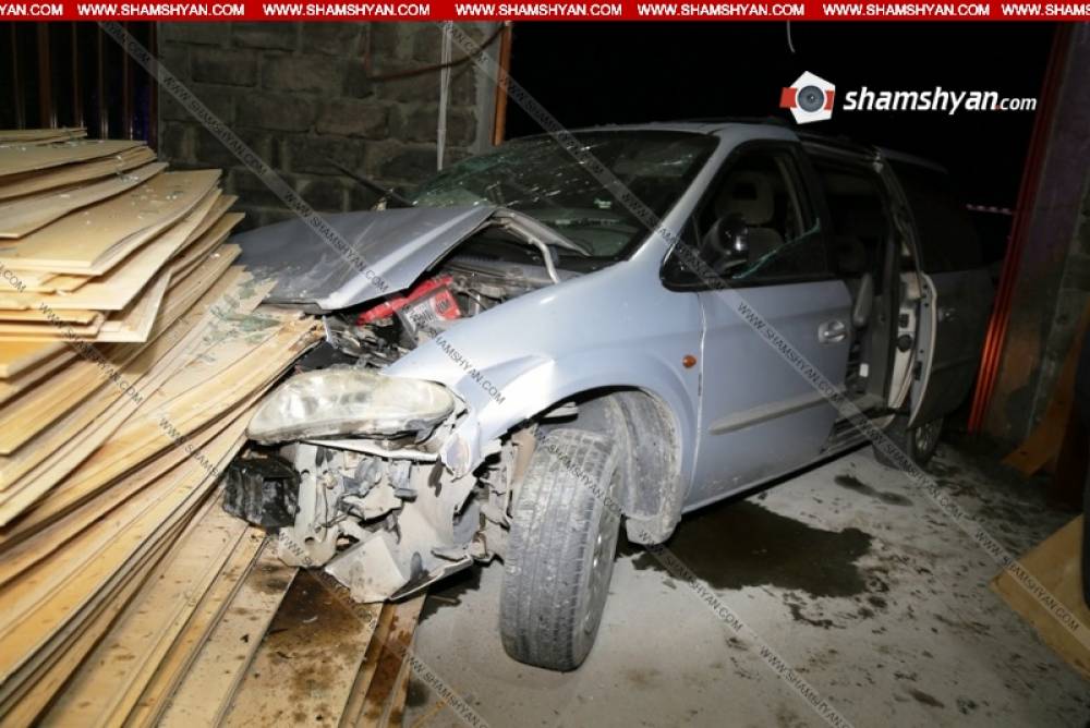 Արմավիրի մարզի դատական բժիշկը  ավտոմեքենայով բախվել է երկաթե դարպասին ու հայտնվել չգործող շինության մեջ