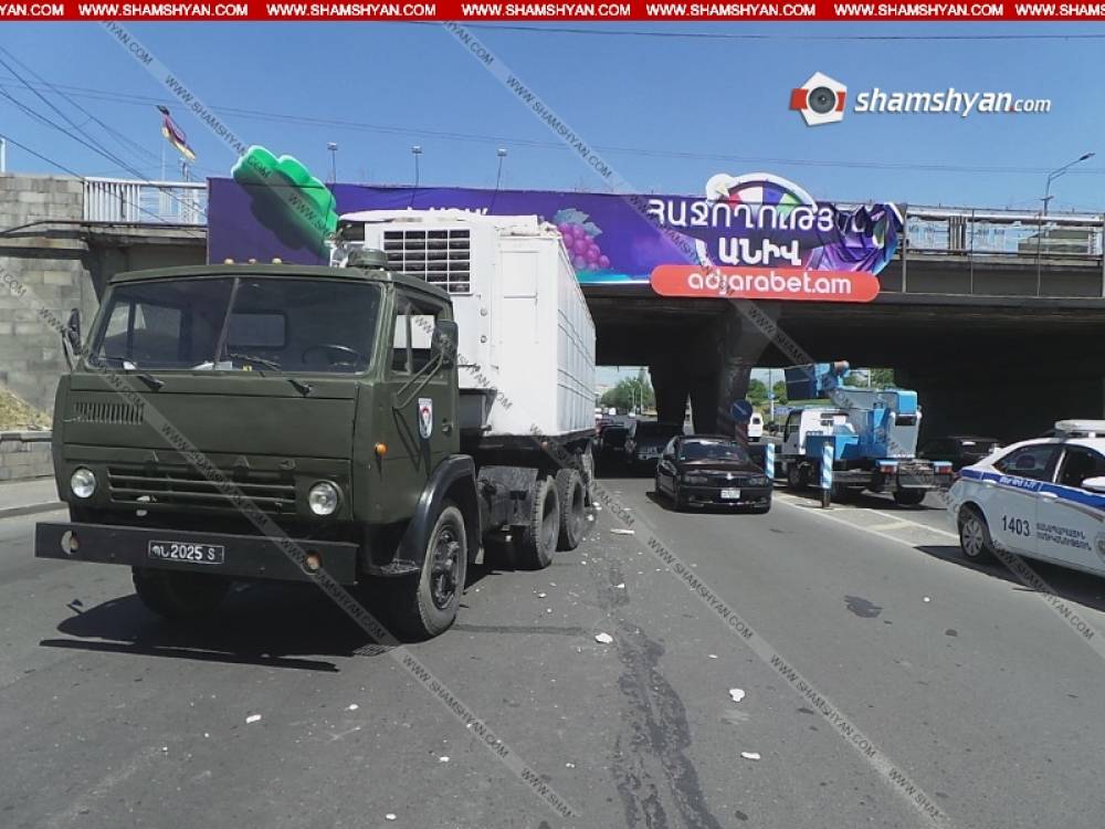 Պաշտպանության նախարարության համարանիշներով КамАЗ-ը բախվել է գովազդային ցուցանակ տեղադրող ավտոմեքենային. քաղաքացին մի քանի մետր բարձրությունից ընկել է