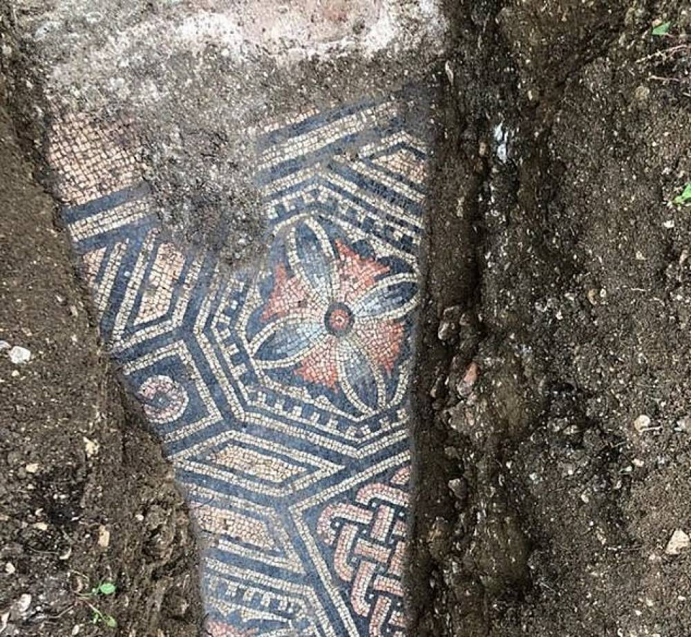 Իտալիայի խաղողի այգիներից մեկում հնագետները մ.թ. 3-րդ դարին թվագրվող և հռոմեական խճանկարային հատակ են հայտնաբերվել (լուսանկարներ)