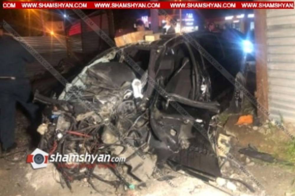 Ավտովթար Երևանում. BMW-ն բախվել է էլեկտրասյանը ու տապալել երկաթե ցուցանակը. կան վիրավորներ