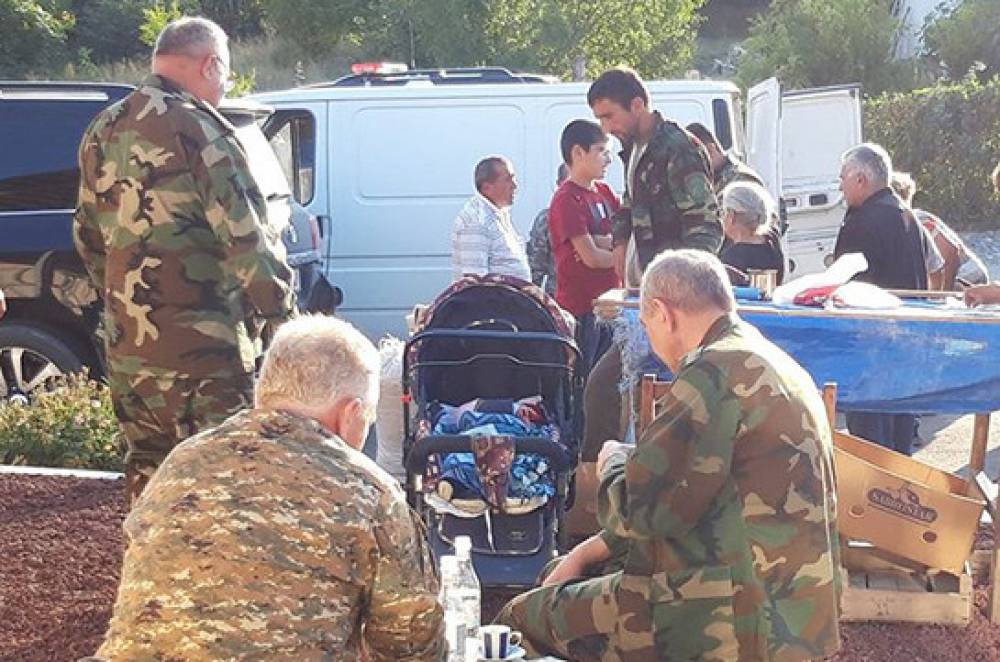 ԼՂՀ նախագահն ու ՊԲ հրամանատարը զբաղեցնում են սայլակի մեջ գտնվող երեխային