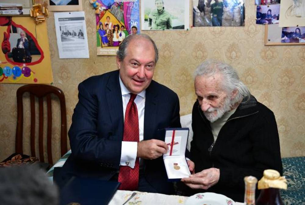 Սա Ձեր ապրած կյանքի գնահատականն է. նախագահ Սարգսյանը Երվանդ Մանարյանին հանձնել է ՀՀ ժողովրդական արտիստի կրծքանշանը