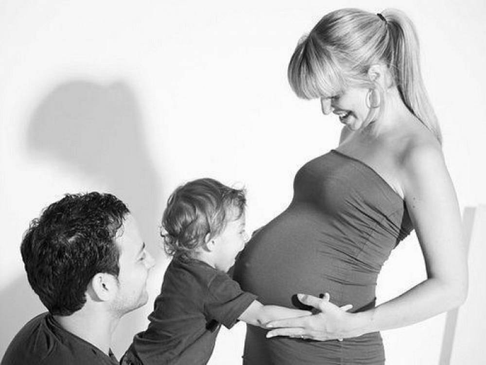 Беременная жена с поводком на шее фото