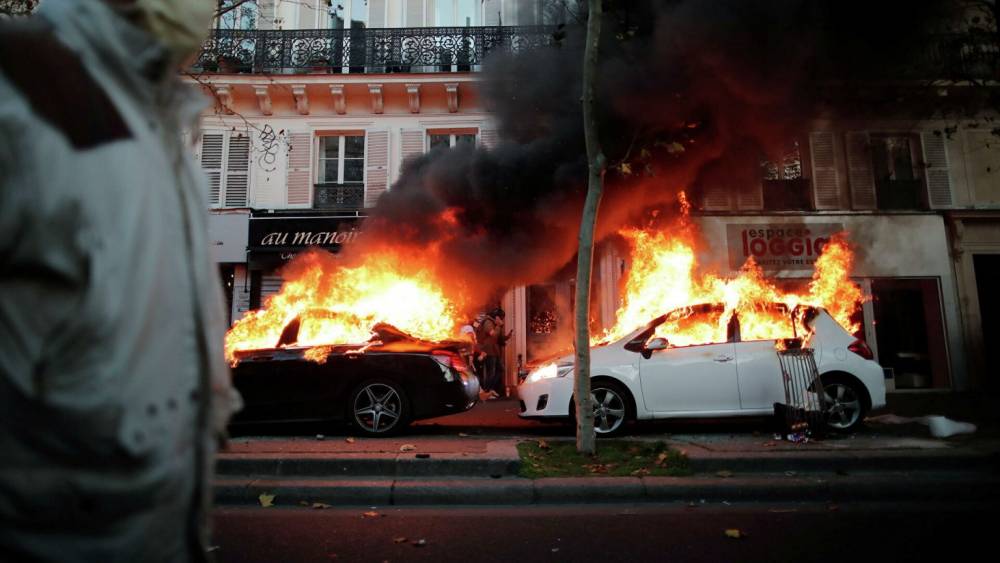 Փարիզում ցուցարարները կրպակներ են այրում և քարեր նետում ուժայինների վրա․ 37 իրավապահ է տուժել