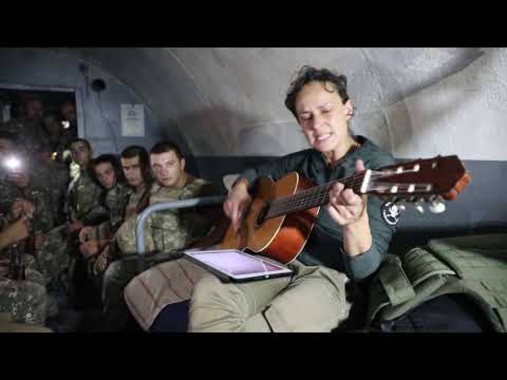 ԱՀ ՊԲ-ն տեսանյութ է հրապարակել, որտեղ Յուլյա Չիչերինան առաջնագծում Արցախի պաշտպանների համար երգում է