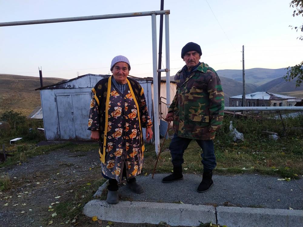 75-ամյա Մարուսյա տատին և Գառնիկ պապին իրենց կովը մորթել-վաճառել ու 100․000 դրամ են փոխանցել Զինծառայողների ապահովագրության հիմնադրամին
