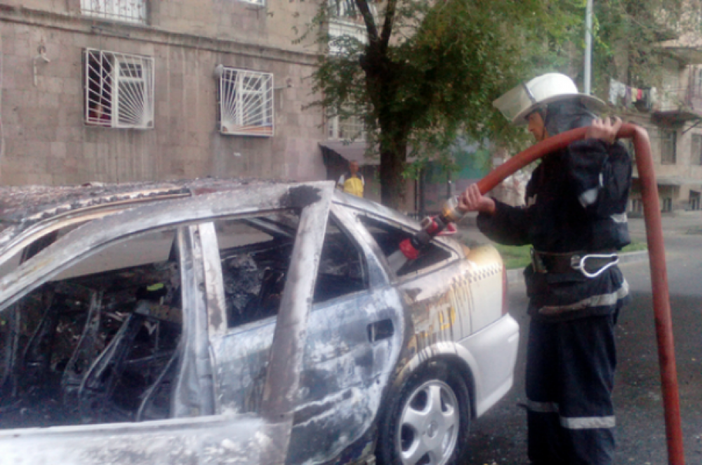 Դավթաշենում ամբողջությամբ այրվել է «Opel Astra»-ն և մասամբ ջերմահարվել «Mercedes C200» մակնիշի ավտոմեքենան