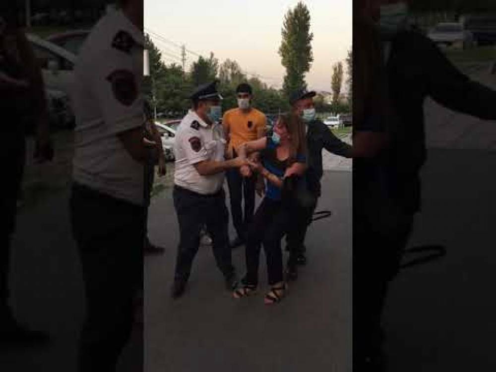 Կռիվ ու խայտառակ իրավիճակ՝ Րաֆֆու փողոցում. Ինչպես կինը փախուստի դիմեց ոստիկաններից ու բռնվեց (տեսանյութ)