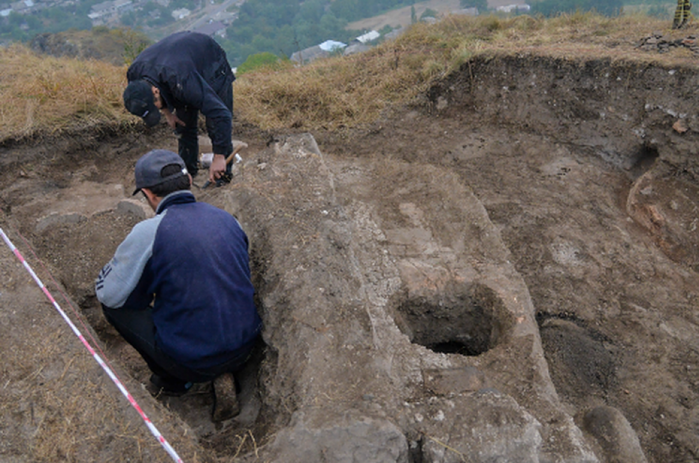 Տավուշի բերդի պեղումների ընթացքում հայտնաբերվել է խեցեղեն, տապանաքարեր ու հնգատող արձանագրություն