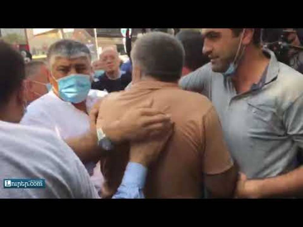 Ոստիկանները 2 ակտիվիստի բերման ենթարկեցին՝ դիմակ չկրելու համար (տեսանյութ)