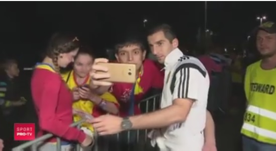 Ինչպես են ռումինացի երկրպագուները դիմավորել Մխիթարյանին (տեսանյութ)