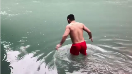 Միհրան Հարությունյանը ցուրտ եղանակին լողում է գետում (տեսանյութ)