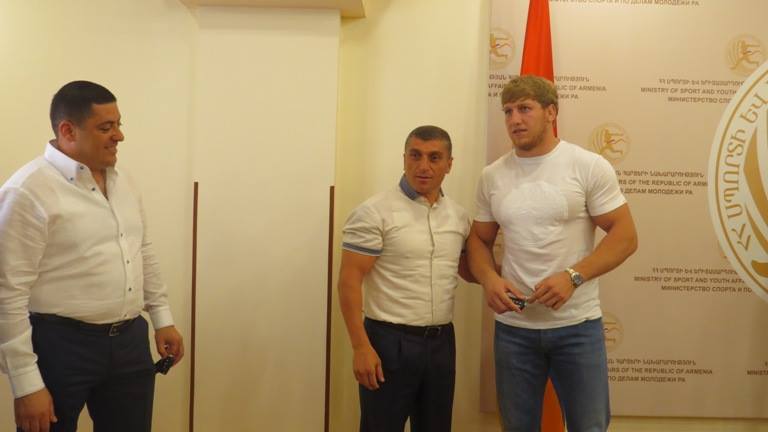 Արթուր Ալեքսանյանին ու Մաքսիմ Մանուկյանին մեքենաներ նվիրեցին (լուսանկարներ)