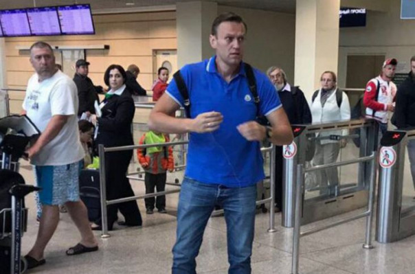 «Դոմոդեդովո» օդանավակայանում ռուս ընդդիմադիր գործիչ Նավալնիի վրա նրբերշիկներ են նետել (տեսանյութ)