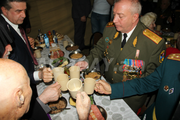 Թե ինչպես էին վարչապետն ու կաթողիկոսը ճաշում վրանում (տեսանյութ)