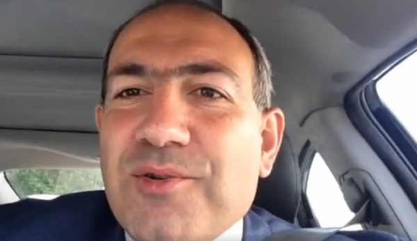 «Հոնքն ուղղելու փոխարեն աչքն էլ է հանել». Փաշինյանը կես ժամ խցանման մեջ է (տեսանյութ)