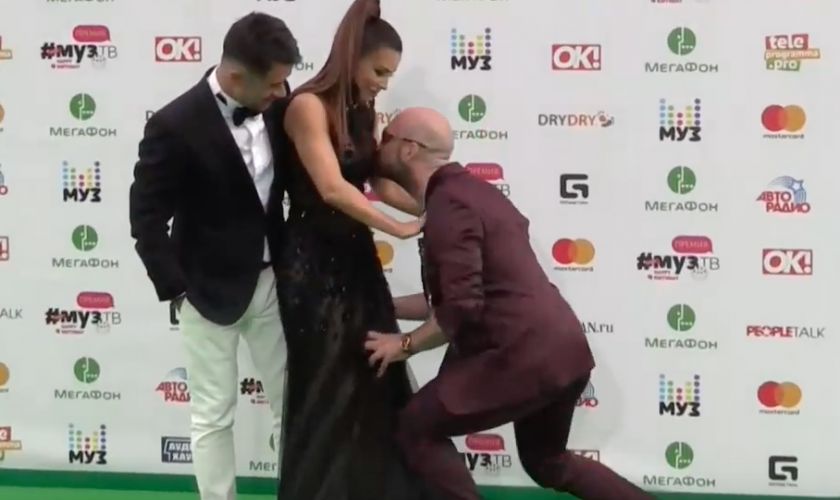 Муз-ТВ 2017-ի ժամանակ անծանոթ տղամարդը համբուրել է Անի Լորակի կուրծքն ու հետույքը.տեսանյութ