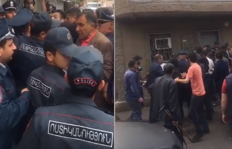 Միջադեպ Մալաթիայում. ոստիկանների և  Ելք դաշինքի անդամների միջև քաշքշոց է սկսվել (տեսանյութ)

