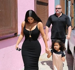 Ինչպես է Քիմ Քարդաշյանի դուստրը սաստում պապարացիներին (տեսանյութ)