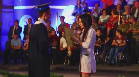 Ամուսնության առաջարկություն ՀՀ նախագահի ներկայությամբ (տեսանյութ)