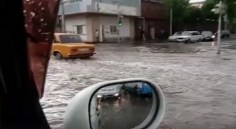 Երևանի Արշակունյաց փողոցում ջրհեղեղ է (տեսանյութ)