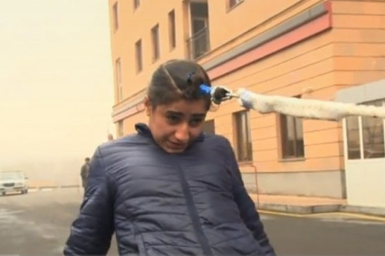 Հայ աղջիկը մազերով տեղաշարժում է ավտոմեքենան (տեսանյութ)