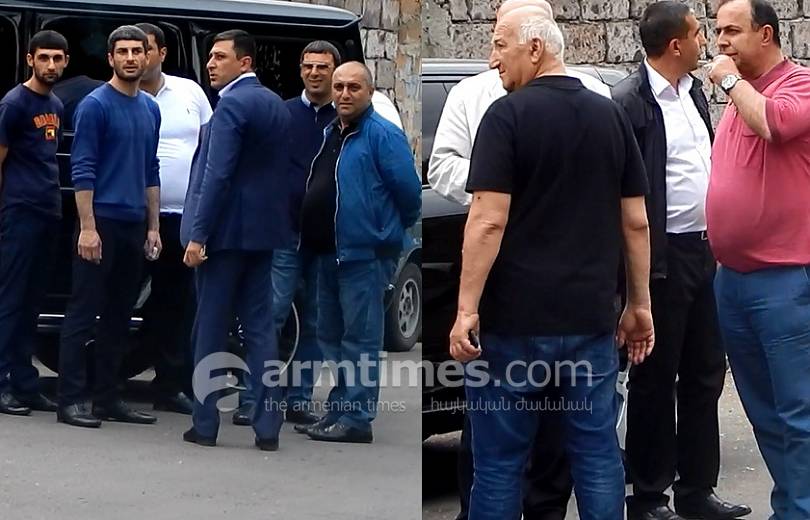 Ռուբեն Հայրապետյանի եւ Տարոն Մարգարյանի մարդիկ հսկում են ընտրատեղամասը (տեսանյութ). Armtems.com