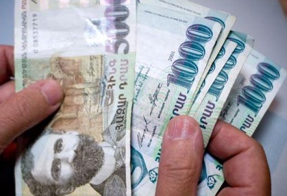 Կոնդում տասնյակ քաղաքացիներ այցելում են ՀՀԿ շտաբ, դուրս գալիս գումարով (տեսանյութ)