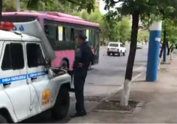 Ոստիկանական մեքենան փչացել է, Փոստանջյանի աղջկան չեն հասցրել ոստիկանություն (տեսանյութ)
