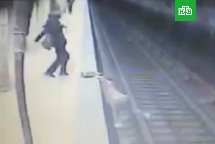 Ահասարսուռ կադրեր․ կինը հղի կնոջը հրել-գցել է մետրոյի գնացքի տակ (տեսանյութ 18+)