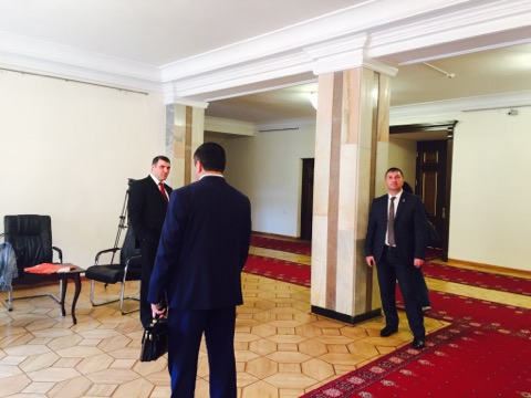 Կոստանյանը ԱԺ-ում «ախռանիկներով» է շրջում (տեսանյութ, ֆոտո)