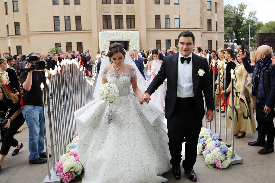 Արմենչիկը երգ է նվիրել Սամվել Կարապետյանի որդուն ու հարսին