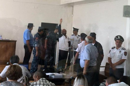 Պավլիկ Մանուկյանը երգել է դատական նիստի ընդմիջմանը (տեսանյութ)