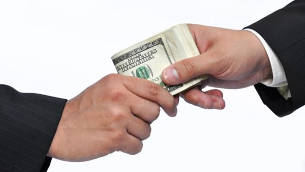 Մտավ խանութ, գումարը մանրեց, տվեց ոստիկանին. կաշառքի կադրե՞ր են նկարել (տեսանյութ)