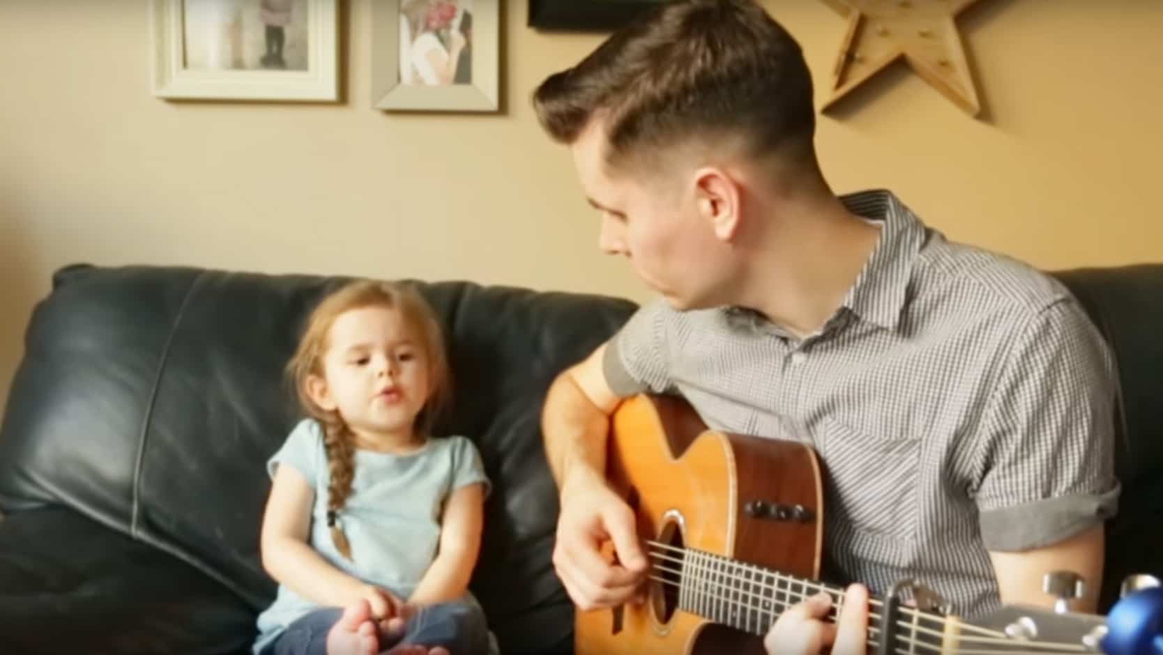 4 տարեկան աղջիկը լսում էր, թե ինչպես է երգում իր հայրիկը, սակայն 0:55 վայրկյանին նրա համբերության բաժակը լցվեց․ Սա տեսնել է պետք